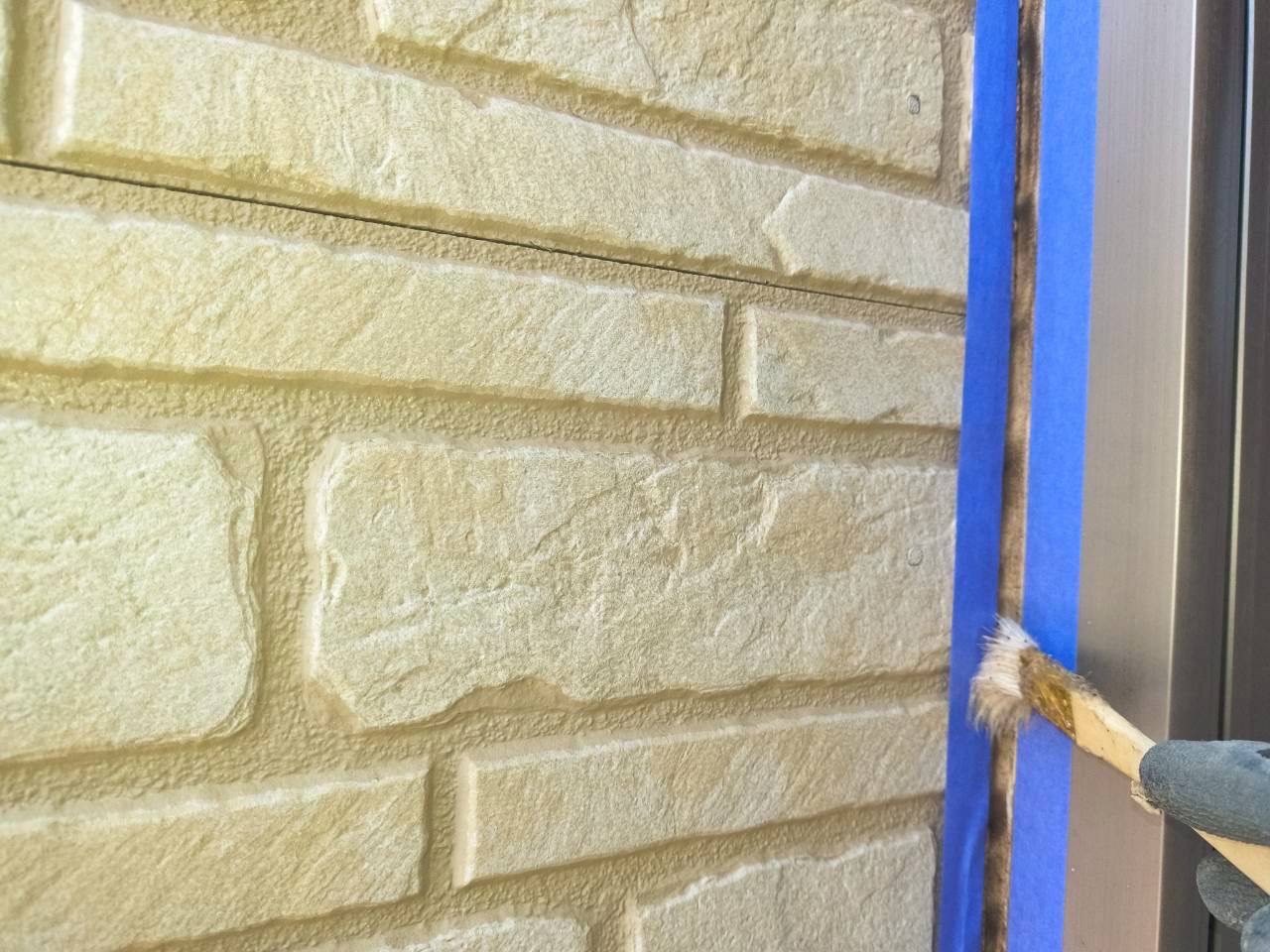 サッシと外壁の取り合いにプライマーを塗布